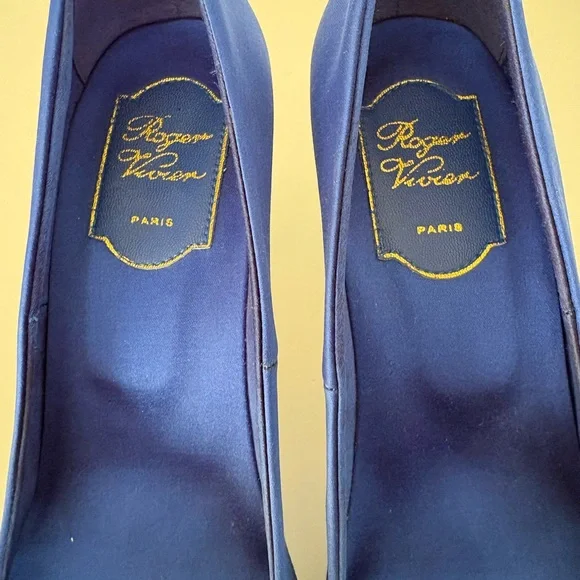 Roger Vivier High Heeled Blue Satin Pumps with Crystal Buckle Size 38 (7.5) - Picture 4 of 12